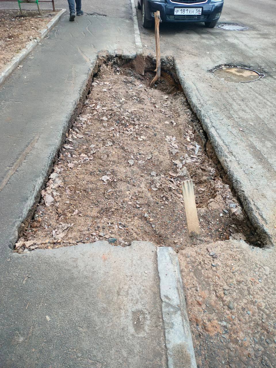Раскопали и бросили: В центре Оренбурга участок после поиска протечки так и не привели в порядок