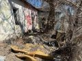 Заброшенный дом в центре Оренбурга превратился в свалку