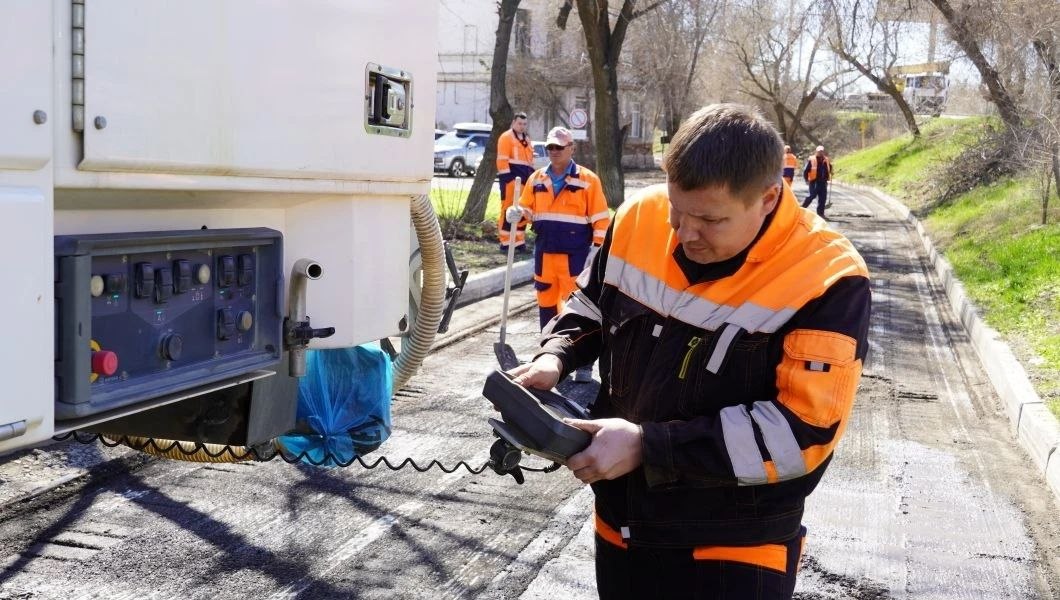 В Оренбурге продолжается ремонт дорог В Оренбурге продолжается ремонт дорог