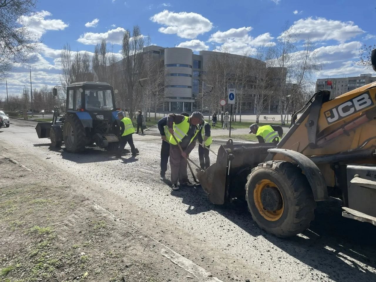 В Оренбурге продолжается ремонт дорог В Оренбурге продолжается ремонт дорог