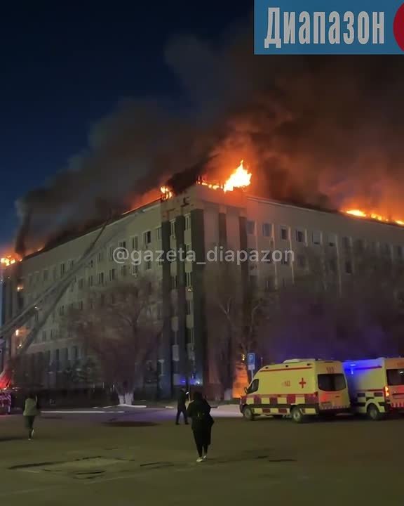 В Актобе накануне поздно вечером загорелось здание акимата Актюбинской области