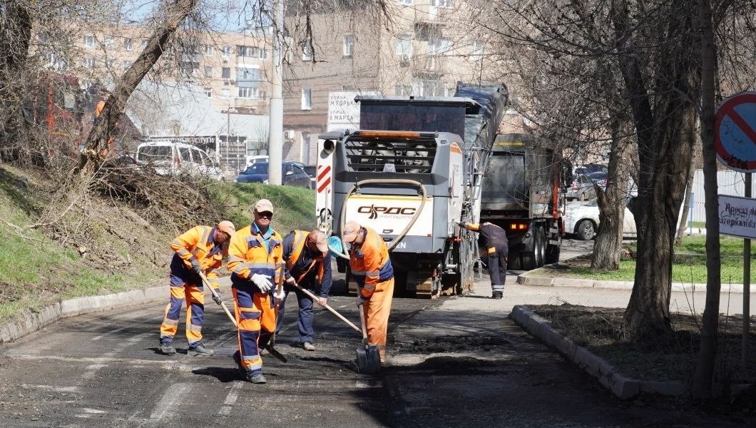 В Оренбурге продолжается ремонт дорог В Оренбурге продолжается ремонт дорог