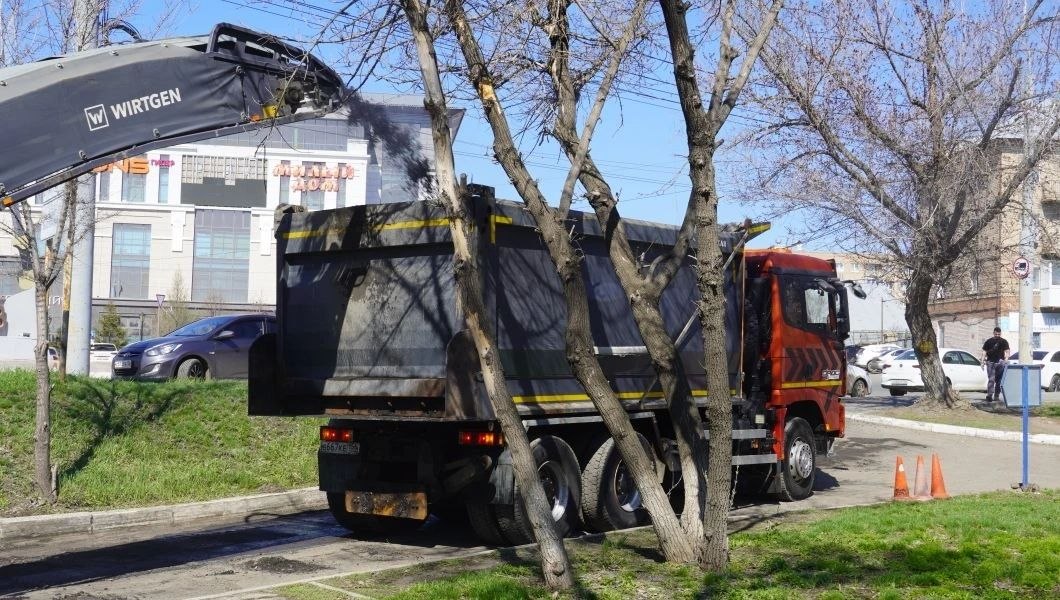В Оренбурге продолжается ремонт дорог В Оренбурге продолжается ремонт дорог