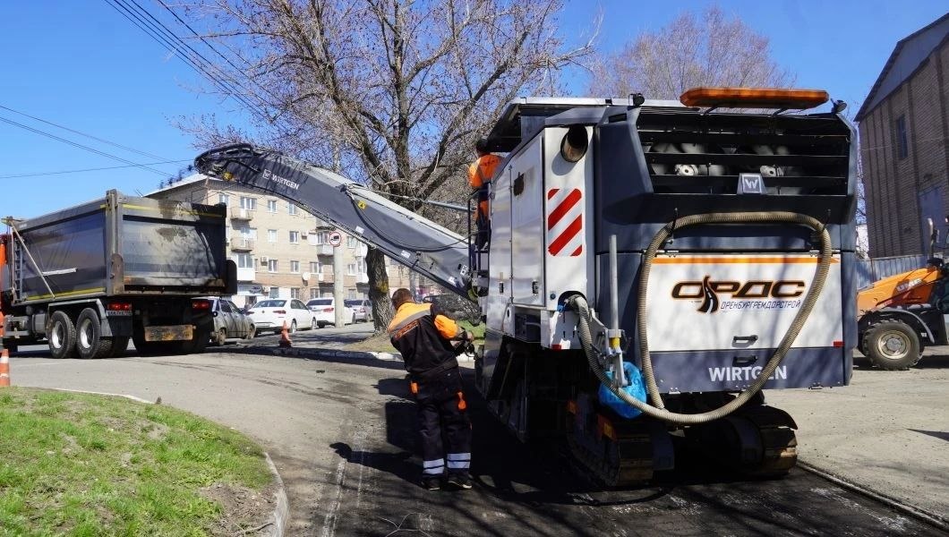 В Оренбурге продолжается ремонт дорог В Оренбурге продолжается ремонт дорог