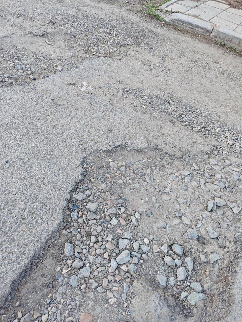 «Ямы в полколеса»: Жители Оренбурга просят ямочный ремонт на Гугучкинском переулке «Ямы в полколеса»: Жители Оренбурга просят ямочный ремонт на Гугучкинском переулке