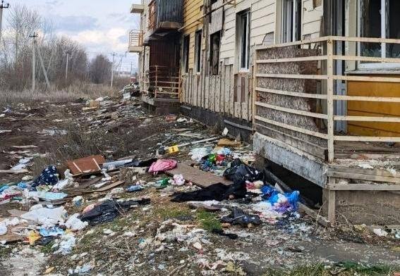 Бывший дом — теперь свалка: Жители улицы Мирнинской в Оренбурге жалуются на мусор в расселенном здании