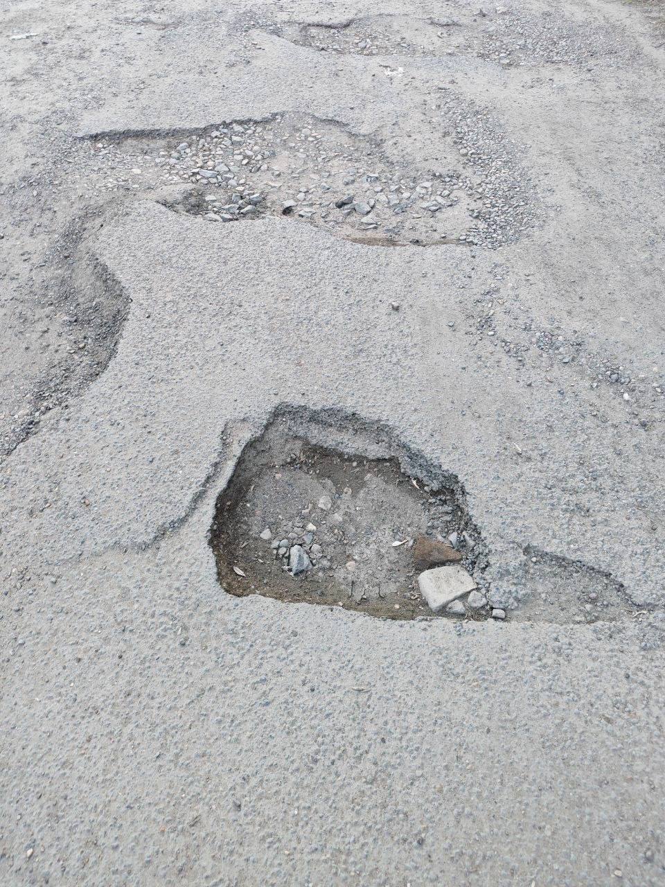 «Ямы в полколеса»: Жители Оренбурга просят ямочный ремонт на Гугучкинском переулке «Ямы в полколеса»: Жители Оренбурга просят ямочный ремонт на Гугучкинском переулке