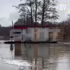 Сильный снегопад и наводнения: природная стихия обрушилась на жителей России