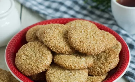 Кунжутное печенье: хрустящий перекус с бабушкиной кухни