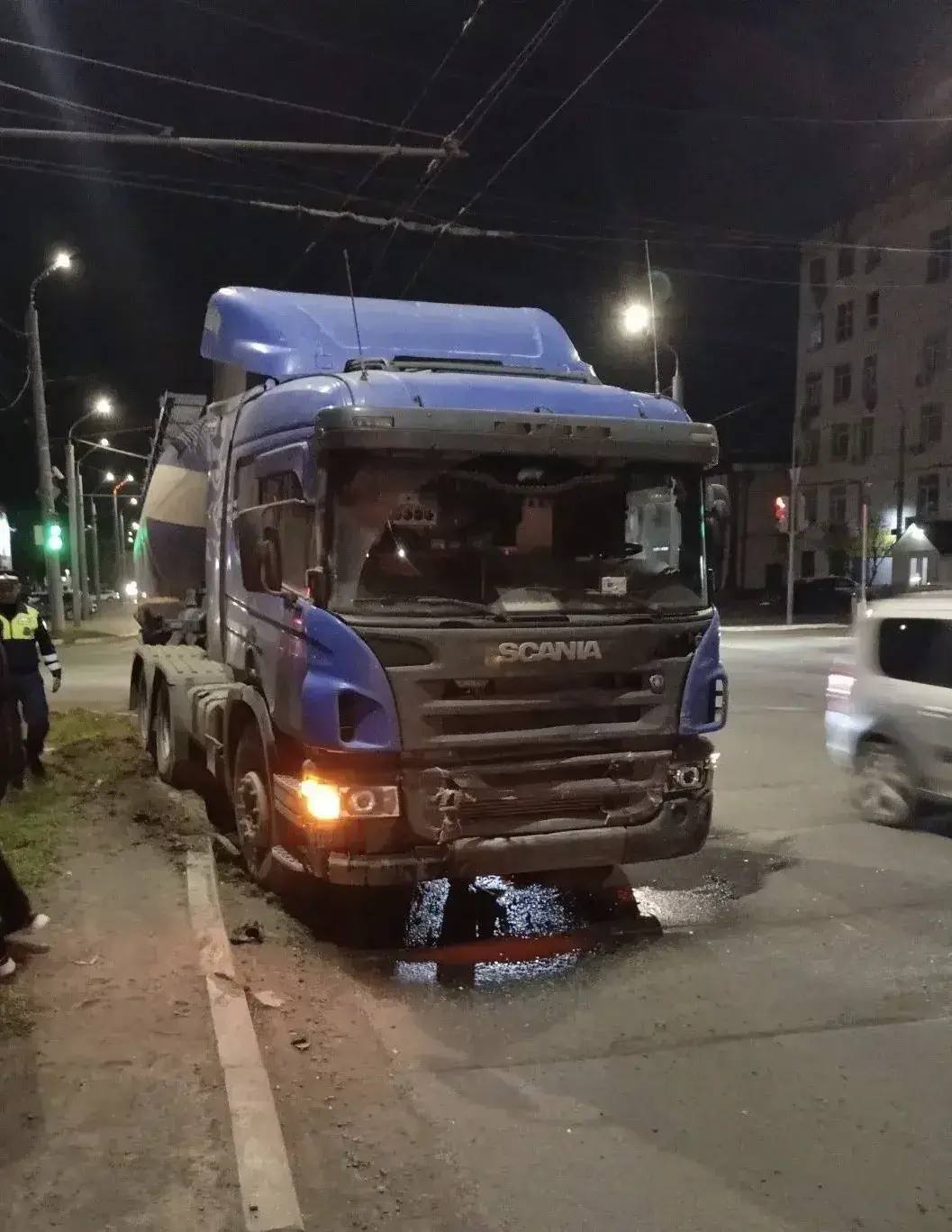 Сотрудники Госавтоинспекции Оренбурга устанавливают обстоятельства ДТП со смертельным исходом на улице Шевченко