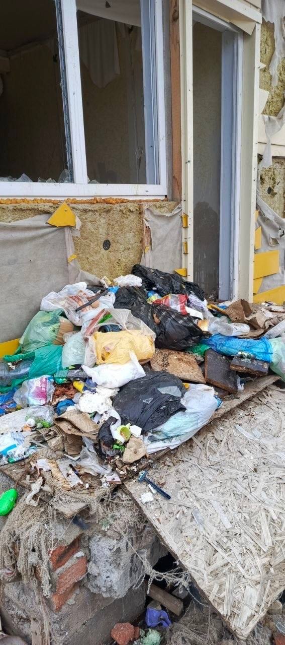 Бывший дом — теперь свалка: Жители улицы Мирнинской в Оренбурге жалуются на мусор в расселенном здании Бывший дом — теперь свалка: Жители улицы Мирнинской в Оренбурге жалуются на мусор в расселенном здании