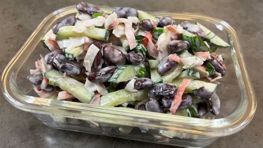 Приготовьте салат с крабовыми палочками и фасолью за считанные минуты