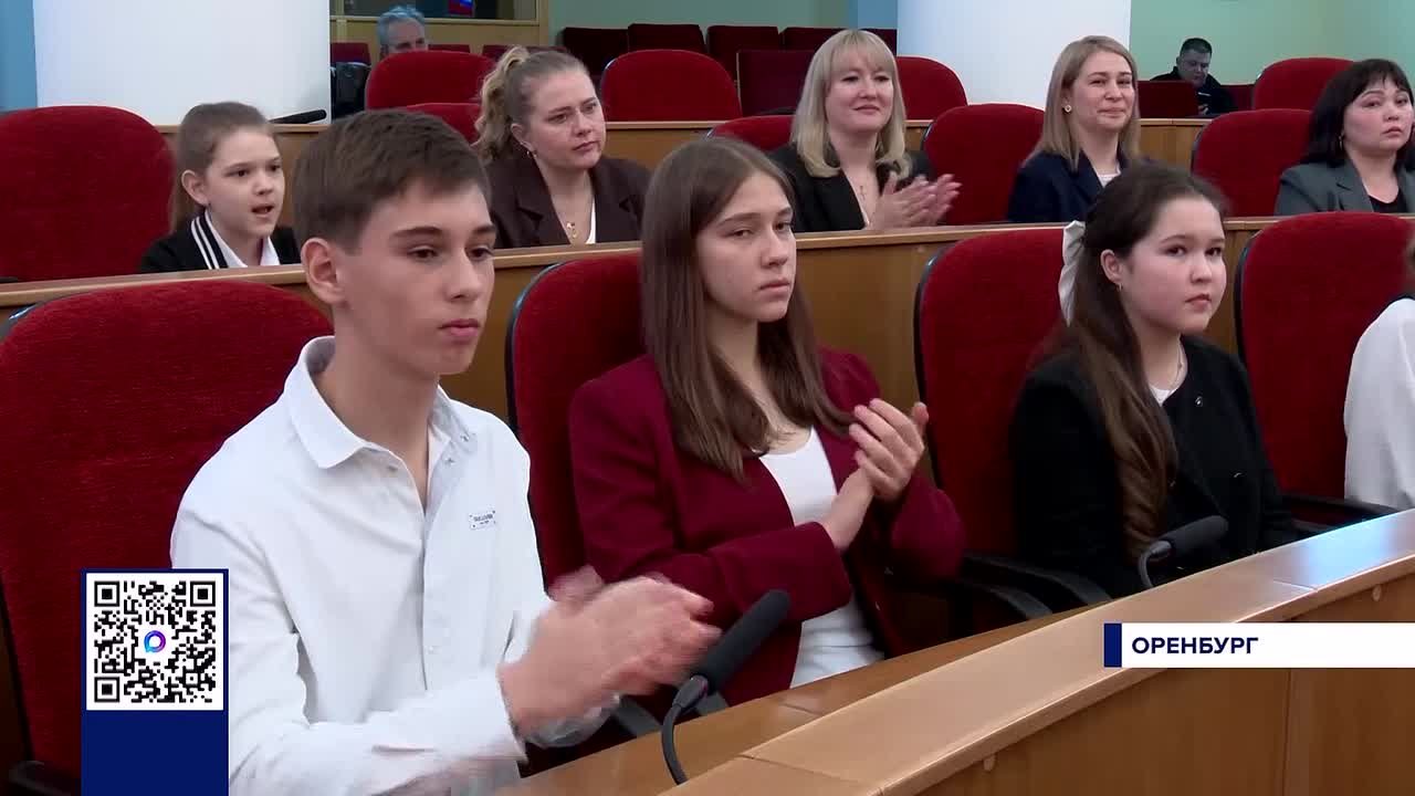 36 ШКОЛЬНИКОВ ИЗ ОРЕНБУРЖЬЯ ПОЛУЧИЛИ ПАСПОРТА ИЗ РУК ГУБЕРНАТОРА