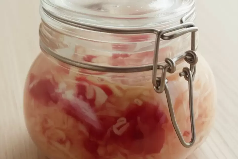 Создаём домашнюю заготовку: маринованная капуста с изюмом и перцем