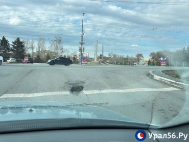 На Гагарина в Оренбурге. Залатать яму, чтобы нанести разметку