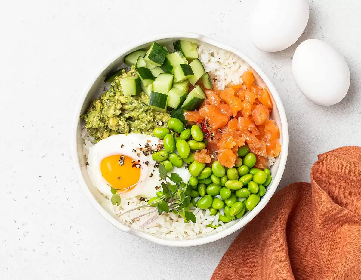Боул с лососем и рисом: вкусный баланс для вашего обеда
