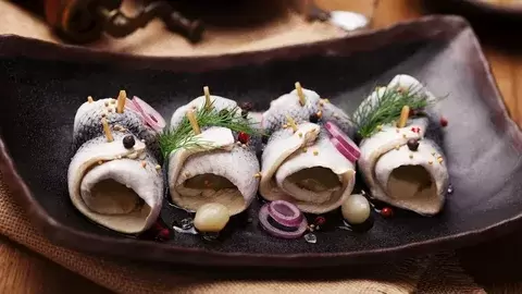 Нежные рольмопсы: классический рецепт из сельди с каперсами