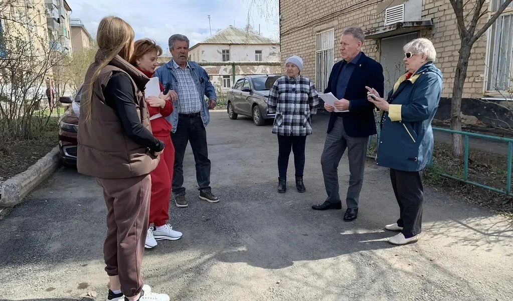 В Оренбурге автосервис занял парковочные места около многоквартирного дома по проезду Майскому, 1Б