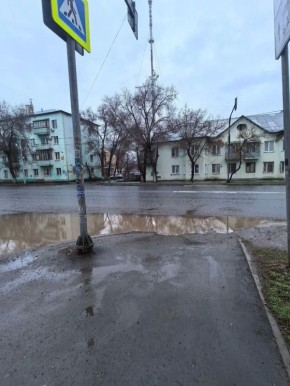 Вечная лужа парализовала пешеходный переход в центре Оренбурга