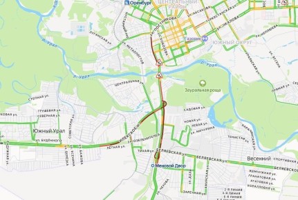 С двух сторон от частично закрытого моста через Урал в Оренбурге сегодня утром образовались серьезные заторы