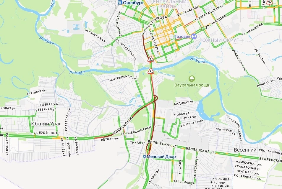 С двух сторон от частично закрытого моста через Урал в Оренбурге сегодня утром образовались серьезные заторы