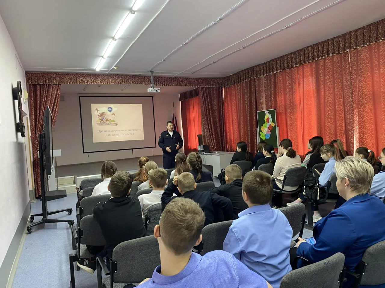 13 апреля инспектор ГИБДД заглянул в гости к ребятам из школы №2 города Бугуруслан 13 апреля инспектор ГИБДД заглянул в гости к ребятам из школы №2 города Бугуруслан