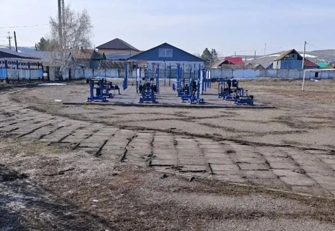 В Кувандыке на стадионе убрали резиновое покрытие, а новое появится не ранее 2027 года