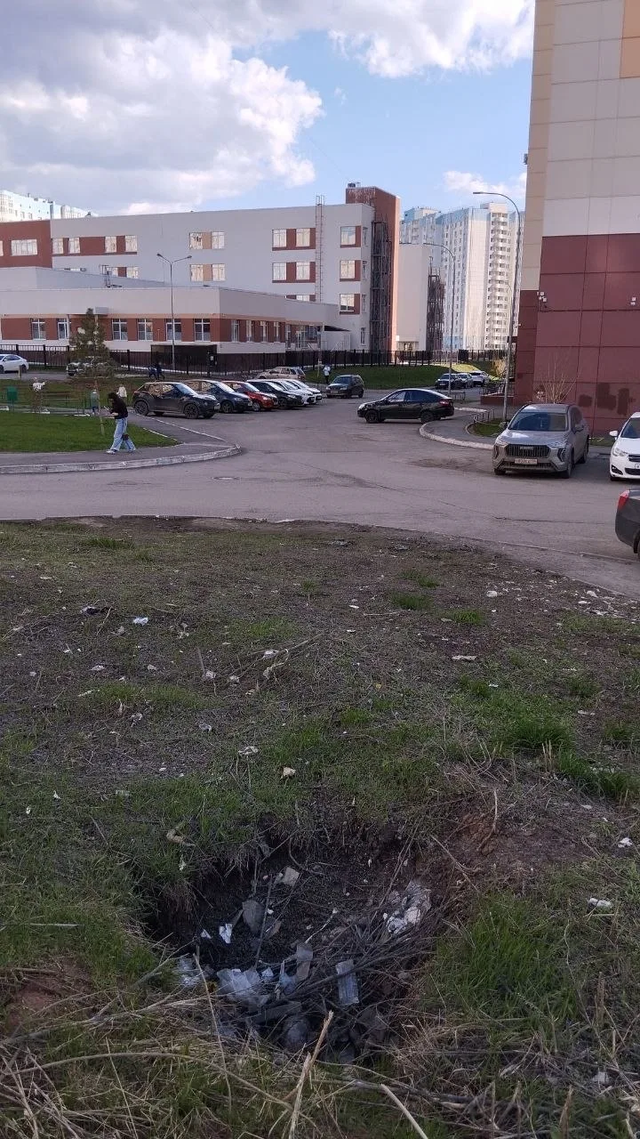 «Этот тротуар ведет в школу»: Жители Оренбурга просят засыпать провал грунта