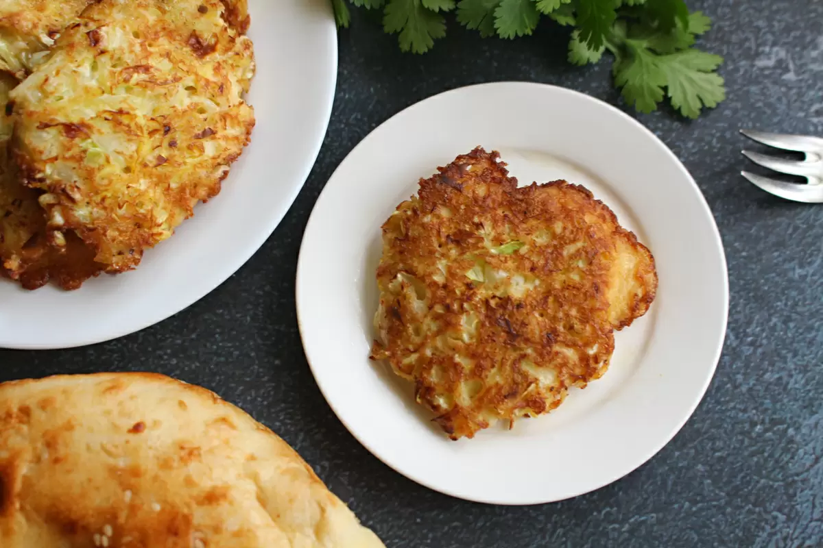 Нежные оладьи из молодой капусты: летнее удовольствие на вашем столе