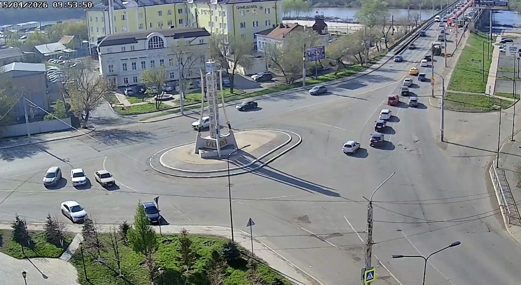 На мосту по улице Донгузской в Оренбурге все «стоит» и не в час пик На мосту по улице Донгузской в Оренбурге все «стоит» и не в час пик