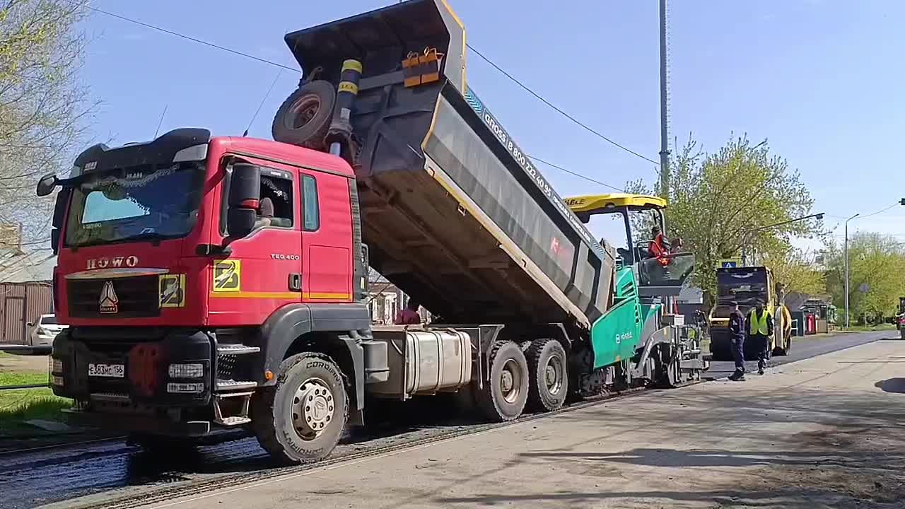 Дороги Оренбурга обновляются: работы идут сразу на нескольких участках