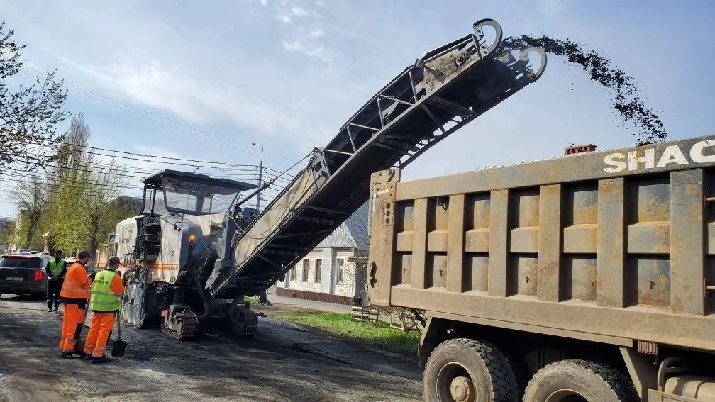 Дороги Оренбурга обновляются: работы идут сразу на нескольких участках Дороги Оренбурга обновляются: работы идут сразу на нескольких участках