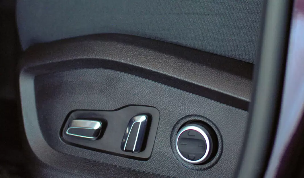 Почему влажные салфетки могут навредить салону вашего автомобиля?