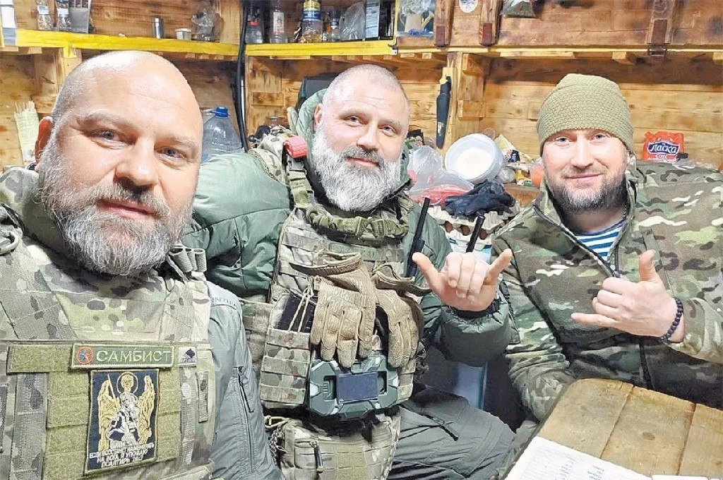 На войне надо быть добрым. Мэр Сергей Салмин рассказал, почему взял автомат