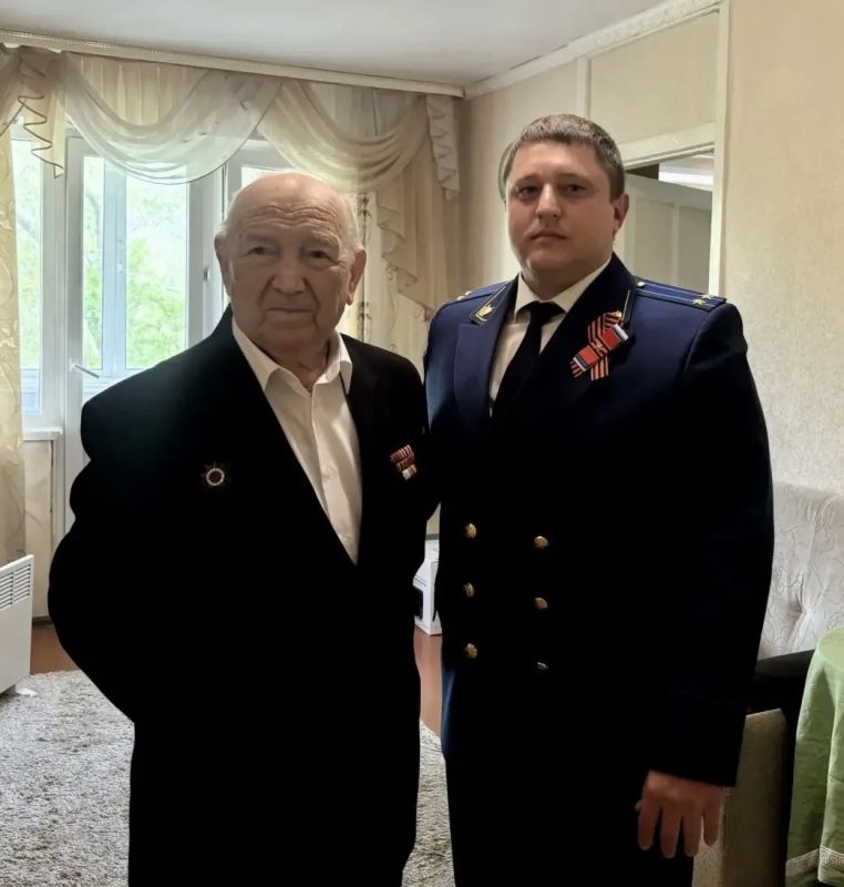 Сотрудники прокуратуры Ленинского района г. Орска навестили участника Великой Отечественной войны