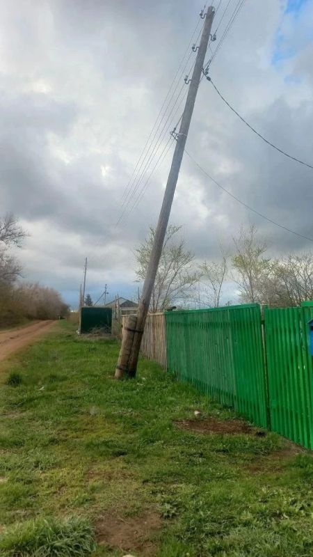Накренившийся столб может упасть на дом в Оренбургской области