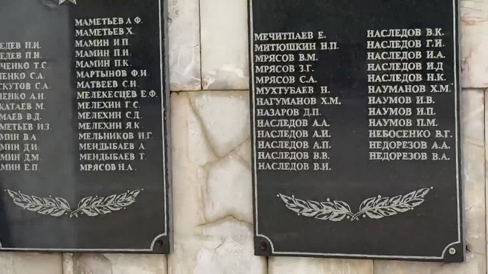 Власти п.Новоорск после общественного резонанса приступили к ремонту мемориала ВОВ