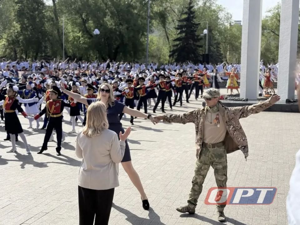 В Оренбурге прямо сейчас танцуют «Вальс Победы» В Оренбурге прямо сейчас танцуют «Вальс Победы»