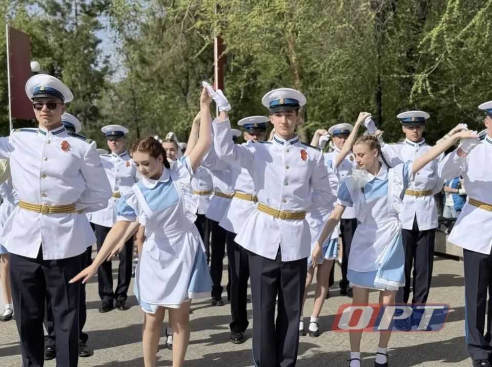 В Оренбурге прямо сейчас танцуют «Вальс Победы»