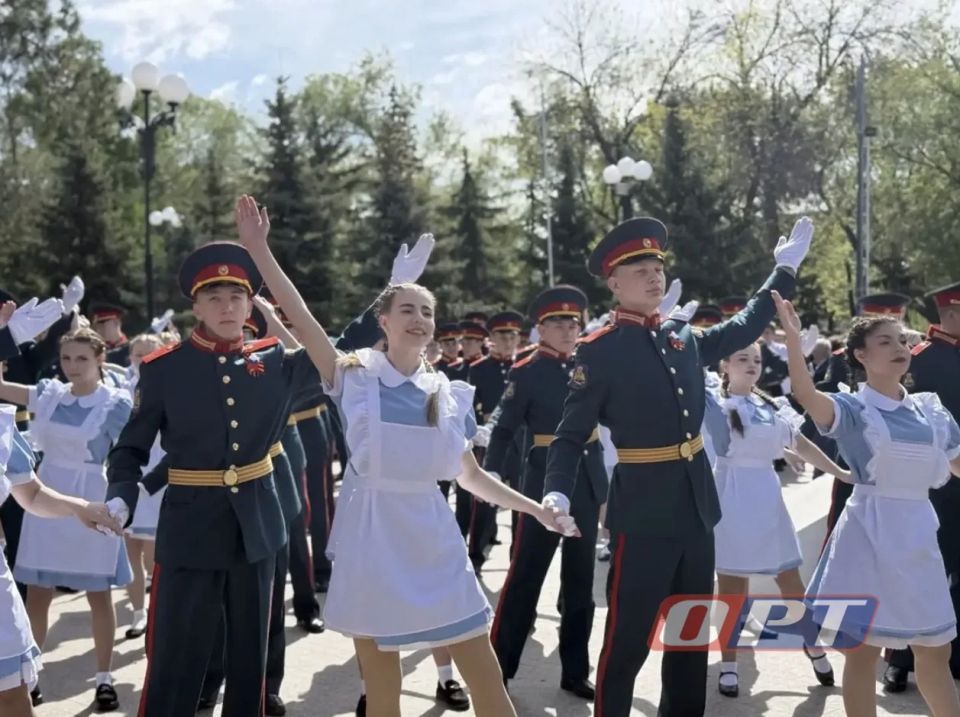 В Оренбурге прямо сейчас танцуют «Вальс Победы» В Оренбурге прямо сейчас танцуют «Вальс Победы»