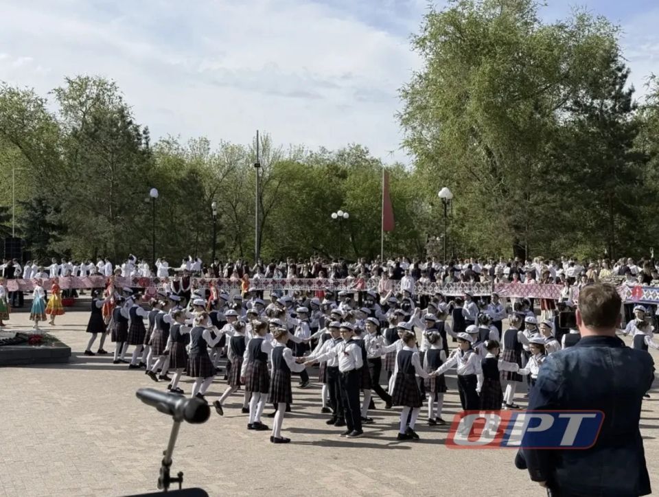В Оренбурге прямо сейчас танцуют «Вальс Победы» В Оренбурге прямо сейчас танцуют «Вальс Победы»