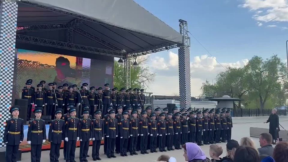 Родине посвящается! Накануне на площади перед Музеем истории Оренбурга прошел концерт под открытым небом хора «Мы из будущего» Оренбургского президентского кадетского училища
