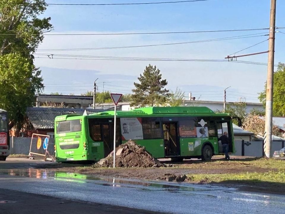 Муниципальный автобус застрял в раскопанной яме в Оренбурге