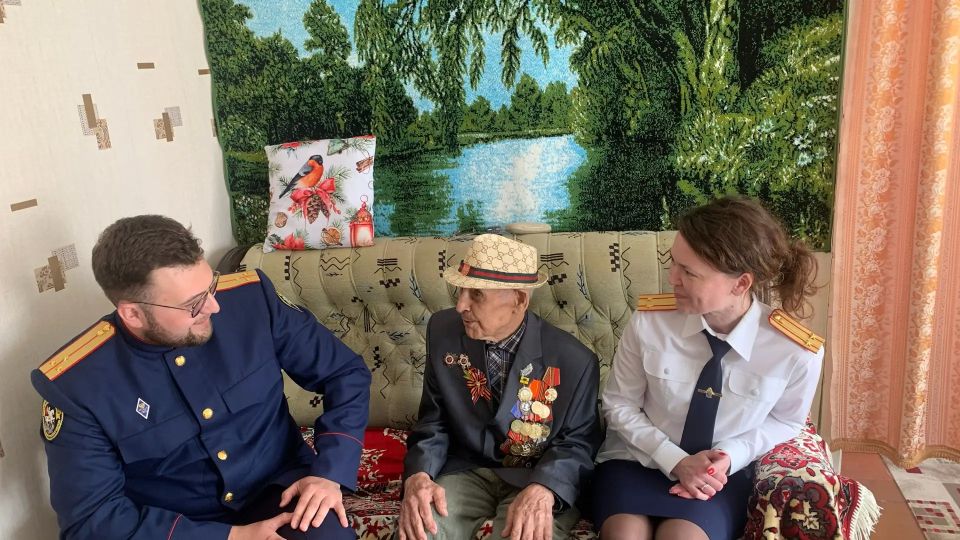 Офицеры следственного управления СК России поздравили ветерана Великой Отечественной войны с 81-й годовщиной Победы Офицеры следственного управления СК России поздравили ветерана Великой Отечественной войны с 81-й годовщиной Победы