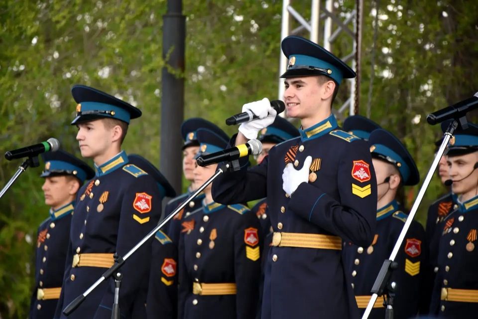 Родине посвящается! Накануне на площади перед Музеем истории Оренбурга прошел концерт под открытым небом хора «Мы из будущего» Оренбургского президентского кадетского училища Родине посвящается! Накануне на площади перед Музеем истории Оренбурга прошел концерт под открытым небом хора «Мы из будущего» Оренбургского президентского кадетского училища