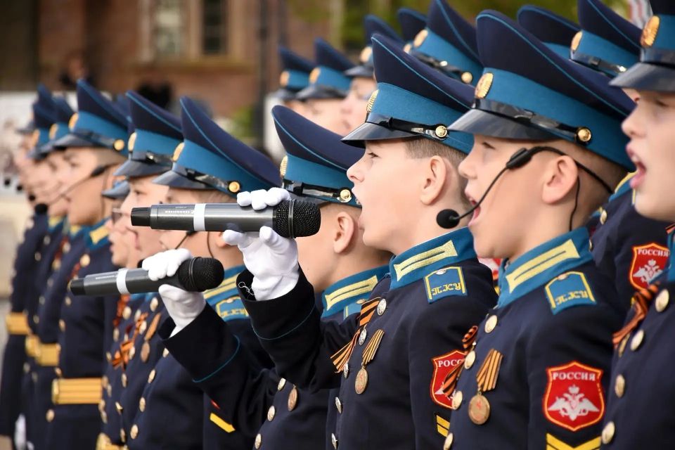 Родине посвящается! Накануне на площади перед Музеем истории Оренбурга прошел концерт под открытым небом хора «Мы из будущего» Оренбургского президентского кадетского училища Родине посвящается! Накануне на площади перед Музеем истории Оренбурга прошел концерт под открытым небом хора «Мы из будущего» Оренбургского президентского кадетского училища