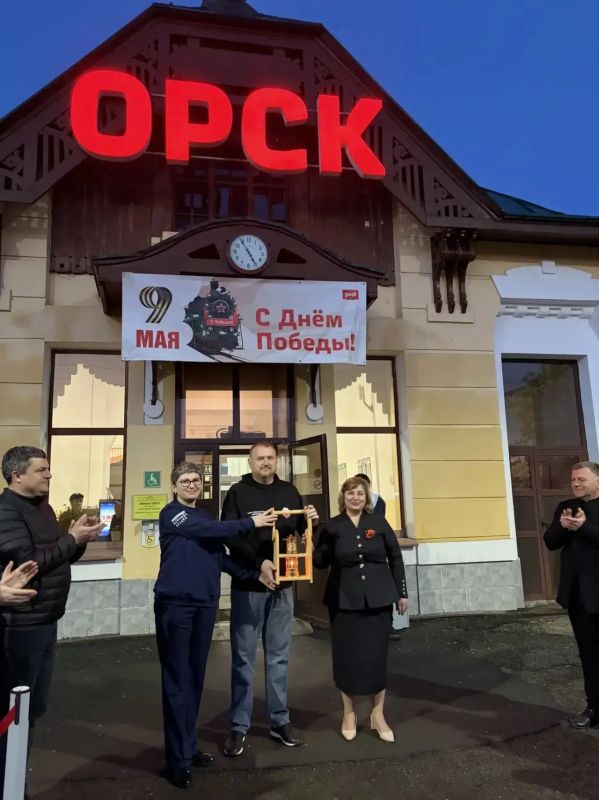 Сегодня утром на вокзал Орска прибыл «Огонь Памяти» Его зажгли от Могилы Неизвестного Солдата у Кремлевской стены в Александровском саду Сегодня утром на вокзал Орска прибыл «Огонь Памяти» Его зажгли от Могилы Неизвестного Солдата у Кремлевской стены в Александровском саду