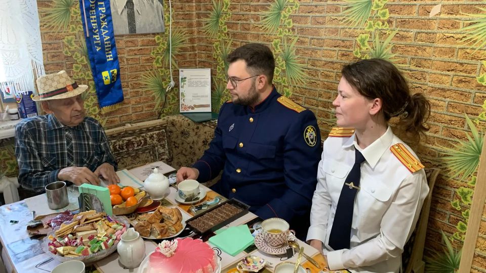 Офицеры следственного управления СК России поздравили ветерана Великой Отечественной войны с 81-й годовщиной Победы Офицеры следственного управления СК России поздравили ветерана Великой Отечественной войны с 81-й годовщиной Победы