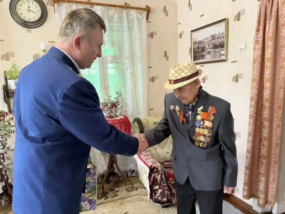 Прокурор Центрального района Оренбурга навестил ветеранов Великой Отечественной войны Прокурор Центрального района Оренбурга навестил ветеранов Великой Отечественной войны