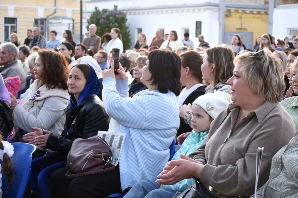 Родине посвящается! Накануне на площади перед Музеем истории Оренбурга прошел концерт под открытым небом хора «Мы из будущего» Оренбургского президентского кадетского училища Родине посвящается! Накануне на площади перед Музеем истории Оренбурга прошел концерт под открытым небом хора «Мы из будущего» Оренбургского президентского кадетского училища